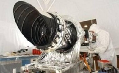 一名波爾航天的員工正在準(zhǔn)備 HiRISE 相機(jī)，以便裝到 NASA 火星勘測軌道飛行器上