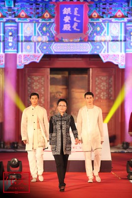 依文集團(tuán)董事長(zhǎng)引領(lǐng)時(shí)尚模特集體亮相，為愛(ài)心時(shí)尚秀華彩謝幕