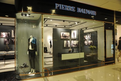 巴爾曼(Pierre Balmain)品牌首家落戶國(guó)內(nèi)的鞋履及手袋店剛于9月下旬開(kāi)業(yè)，裝潢別具法式韻味。