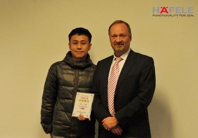 海福樂中國 CEO 史威爾先生為學(xué)生組一等獎?lì)C獎