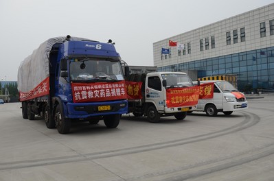 滿載急救藥品的貨車駛?cè)朊裾恐醒刖葹奈镔Y成都儲備庫