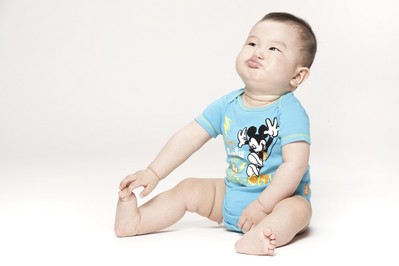 獨(dú)有的可調(diào)節(jié)雙排扣設(shè)計(jì)，迪士尼寶寶哈衣和寶寶一起成長