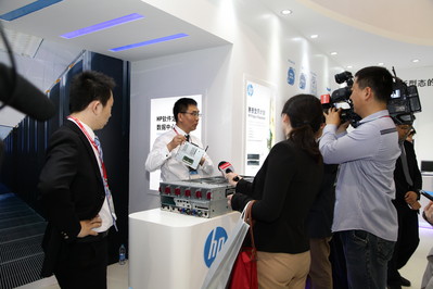 惠普“IT新型態(tài)”移動化展區(qū)展示為用戶提供的全方位移動支持，包括移動辦公、移動打印和移動執(zhí)法等，助力各類機構(gòu)提升工作效率