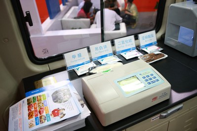 目前在廣東運(yùn)行的沃爾瑪食品安全檢測車涵蓋11項(xiàng)檢測指標(biāo)，每天至少抽檢150個(gè)樣品