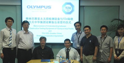 TUV SUD大中華區(qū)、中區(qū) 業(yè)務拓展與市場總監(jiān)陳辰先生（左4）與奧林巴斯有限公司亞太無損檢測設(shè)備業(yè)務部（無損檢測設(shè)備業(yè)務拓展經(jīng)理）Olivier Dupuis 先生（左3）簽約