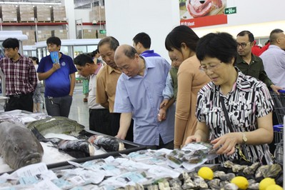 蘇州山姆會(huì)員店開(kāi)業(yè)第一天，顧客選購(gòu)新鮮的海鮮產(chǎn)品