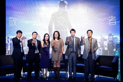 酩悅軒尼詩(shī)帝亞吉?dú)W市場(chǎng)董事 MarkEdwards、尊尼獲加品牌總監(jiān)符秀婷女士、李小龍之女Shannon Lee（李香凝）、資深媒體人陳朝華、經(jīng)濟(jì)學(xué)家郭士英以及戰(zhàn)略學(xué)教授滕斌圣合影