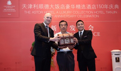 天津利順德大飯店豪華精選酒店總經(jīng)理麥勝南先生、業(yè)主代表王新建，與上海衡山路十二號(hào)豪華精選酒店代表攜手啟動(dòng)“流動(dòng)博物館”中國(guó)巡展