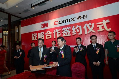  左：3M全球商業(yè)文儀產(chǎn)品業(yè)務部高級副總裁Jesse G.Singh、右：齊心文具股份有限公司董事長陳欽鵬出席簽約儀式