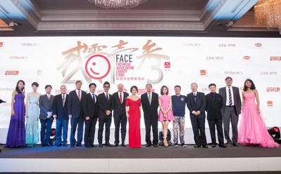 左起2012環(huán)球小姐、威華鞋業(yè)總經(jīng)理梁賀程、BBC國際執(zhí)行總經(jīng)理Lawrence Yang、紅森公司董事長林智榮、達芙妮國際控股有限公司主席陳英杰、鞋柜“天使的足跡”公益形象代言人任賢齊、FACE主席Jim Issler、“中國美基金”代表靳羽西、“新華愛心教育基金會”理事長張君達、“國立愛心基金”代表種丹妮、“愛的痕跡教育計劃”創(chuàng)辦人姜育恒、“中國殘疾人福利基金會”副理事長邢建緒先生、“音樂之帆”創(chuàng)辦人柴亮、中國行動計劃代表Mr. Andrew